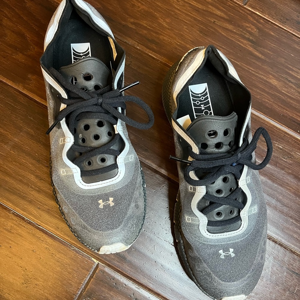 Like new women’s Under Armour mesh athletic shoes.  Size 9